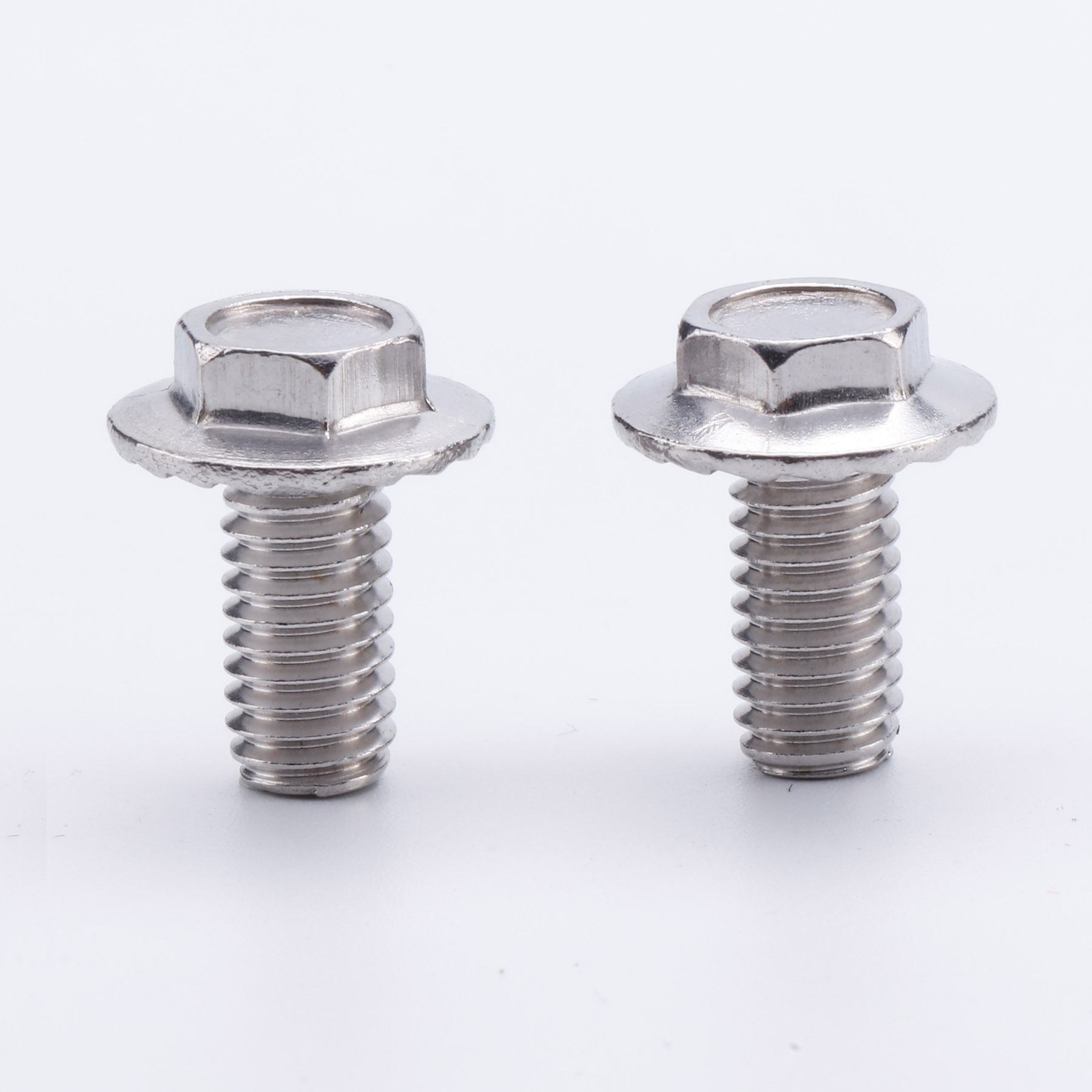 �����Ƿ�����˨